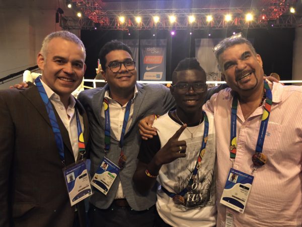 Gilberto Mendoza next to Alberto Torres (left), Yuberjen Martínez (center) and Julio Torres (right).